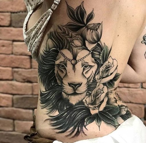 Tatuaggio leonessa per ragazze. Significato, foto su mano, piede, schiena, anca, spalla, polso, scapola