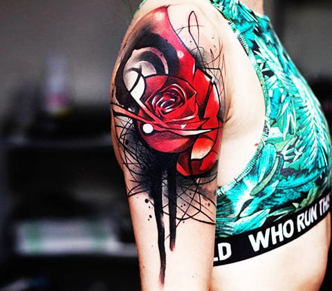 Tattoo klaprozen op de schouder van een meisje - foto