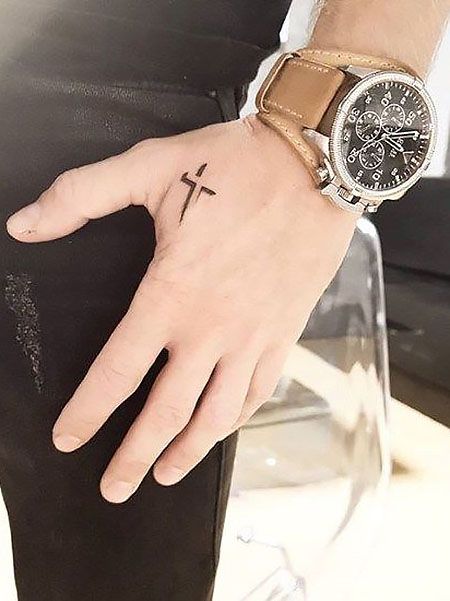 一个小十字架的纹身
