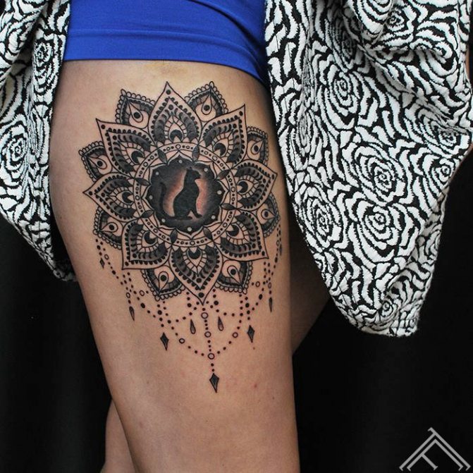 tatuaj mandala pe coapsă