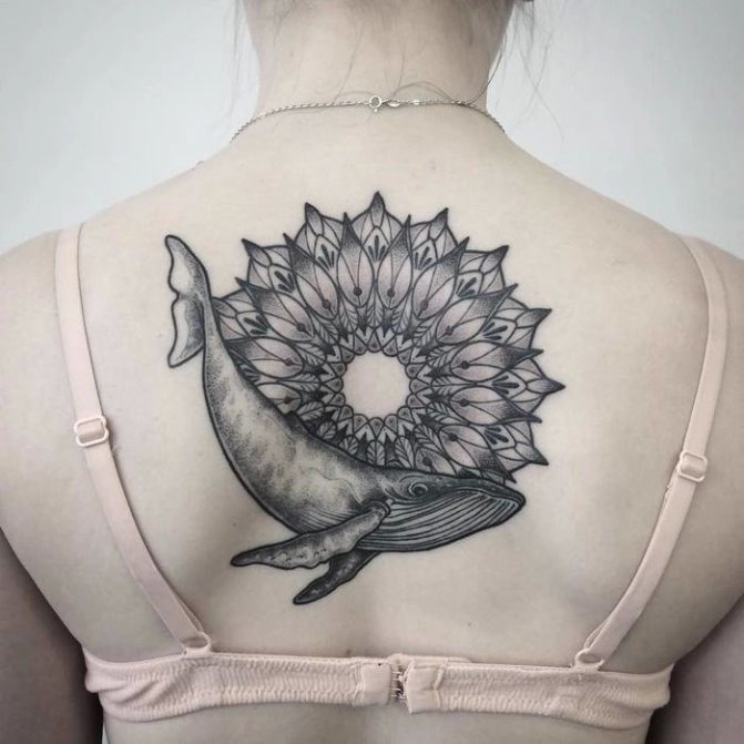 Татуировка мандала на гърба му с кит