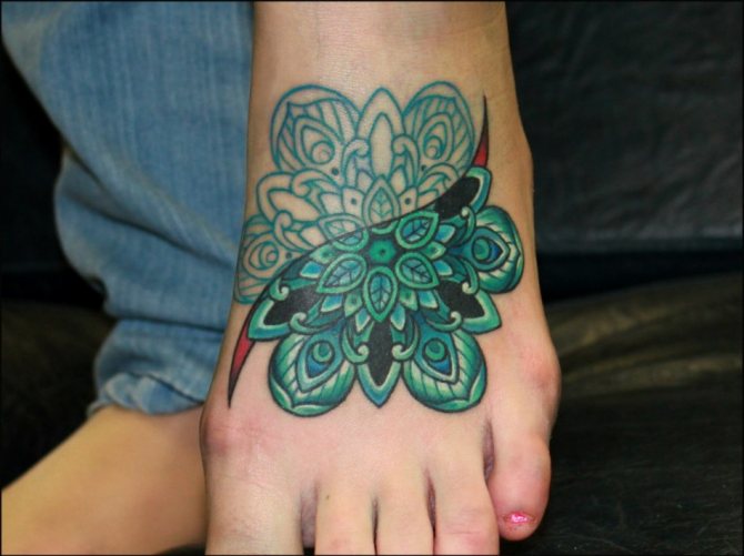Tetovanie mandaly na nohe symbolizuje priestor