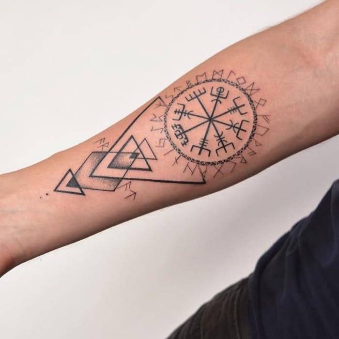 tatuaggio mandala con rune sull'avambraccio