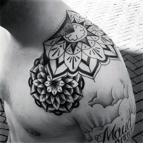 Tetovanie mandaly v štýle farmy na mužskom ramene