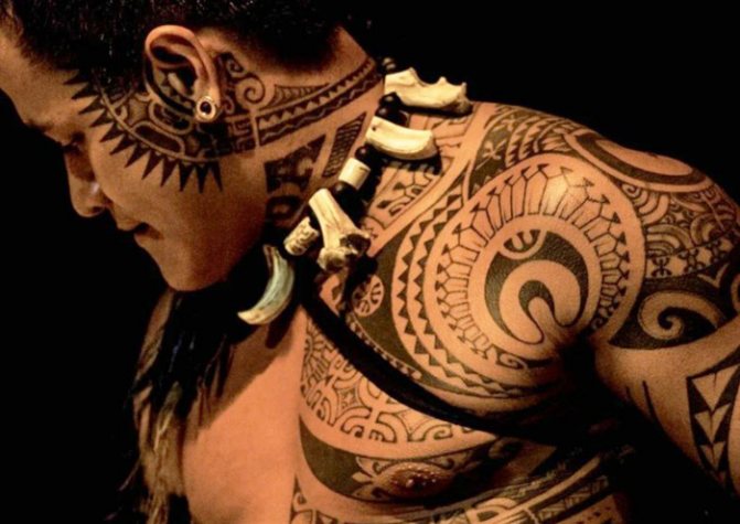 Maori-tatovering. Skitser, foto, betydning på underarm, ben, skulder, kalv, ærme