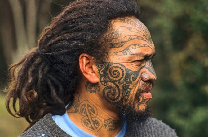 Maori-tatuointi. Luonnokset, valokuva, merkitys kyynärvarressa, jalassa, olkapäässä, vasikassa, hihassa.