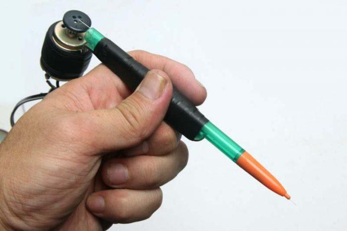 Máquina de tatuagem feita de fio, colher e caneta