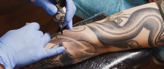 tetováló művész munka közben