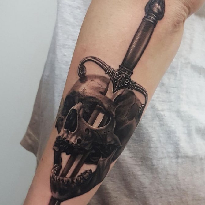 tatuaggio spada sulla mano significato