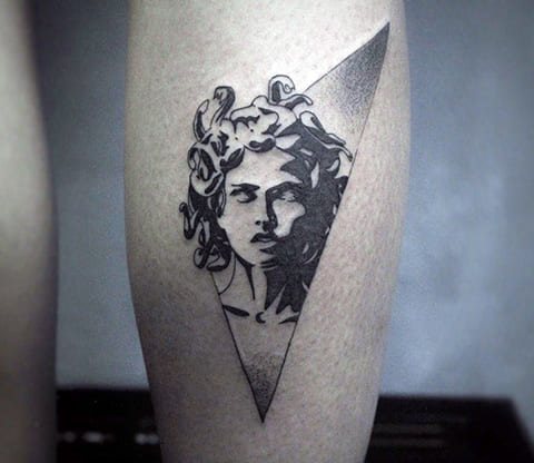 Medusa Gorgon tatuointi vasikoissa