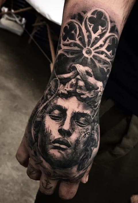 Татуировка Medusa Gorgon на китката