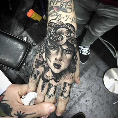 Medusa Gorgon tatuointi ranteessa