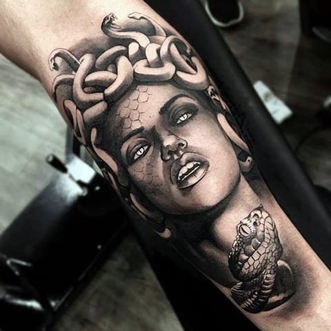 Medúza Gorgon tetoválása a kezén - fotó