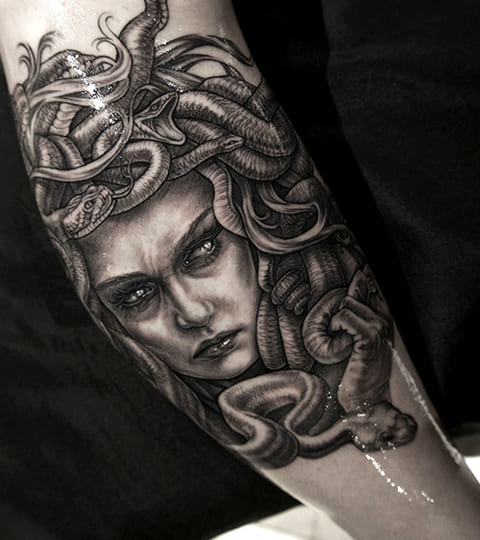 Medusa Gorgon tatuointi kädessä
