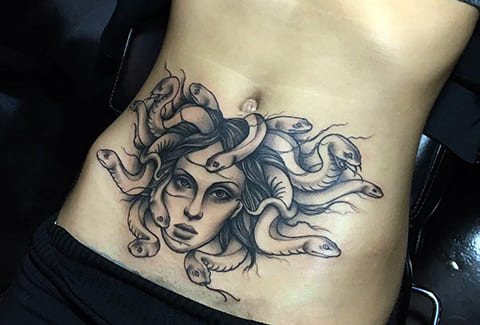 Tetoválás Medusa Gorgon a lányok hasán