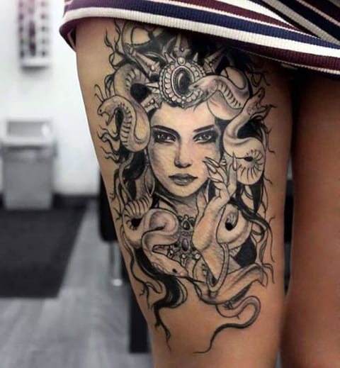Medúza Gorgó tetoválás egy lány lábán