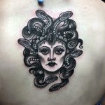 Tatuagem da Medusa Gorgon nas costas de uma rapariga