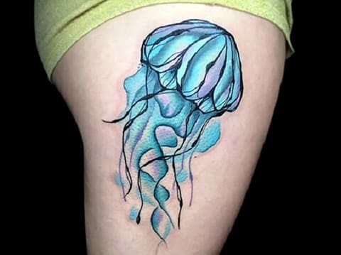 Татуировка Медуза на бедрото на момиче