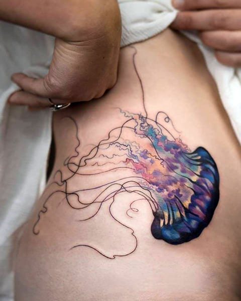 Татуировка медуза на страната на момиче