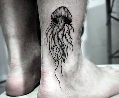 Medúza tetoválás egy férfi lábán - fotó