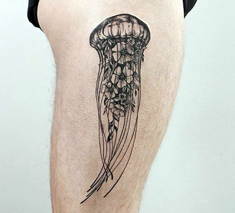 Medúza tetoválás egy férfi lábán