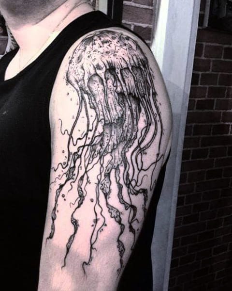 Medúza tetoválás a vállon