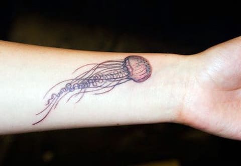Татуировка на медуза на китката