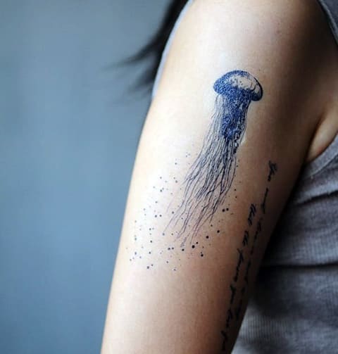 Tatuaggio medusa sul braccio della ragazza