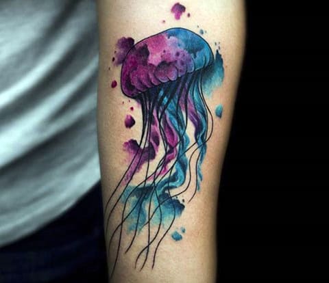 Akvarell medúza tetoválás a kezén
