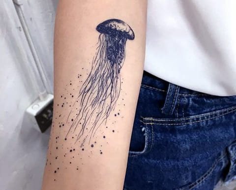 Medúza tetoválás a karon - fotó