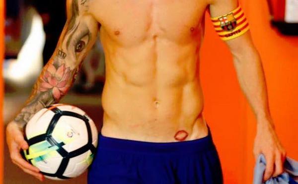 Tattoo Messi på maven
