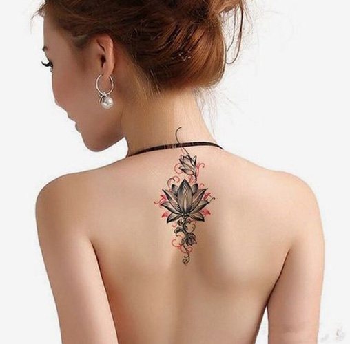 Τατουάζ ανάμεσα στις ωμοπλάτες για κορίτσια. Φωτογραφία, νόημα, σκίτσα