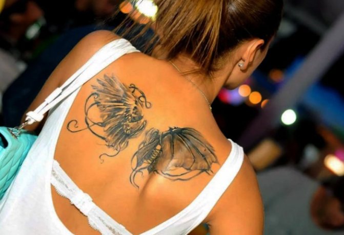 Τατουάζ ανάμεσα στις ωμοπλάτες για κορίτσια. Φωτογραφία, νόημα, σκίτσα