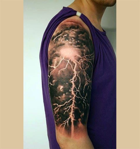 Tatuaj de fulgere pe umerii bărbaților