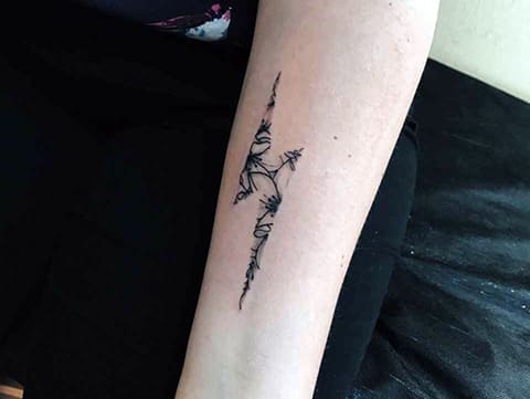 Tatuagem de relâmpago no braço