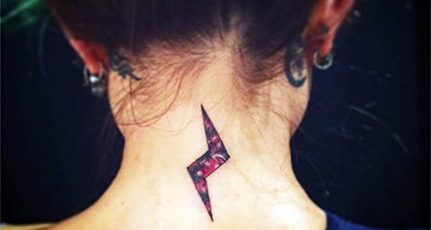 Bliksem tattoo op de nek van een meisje