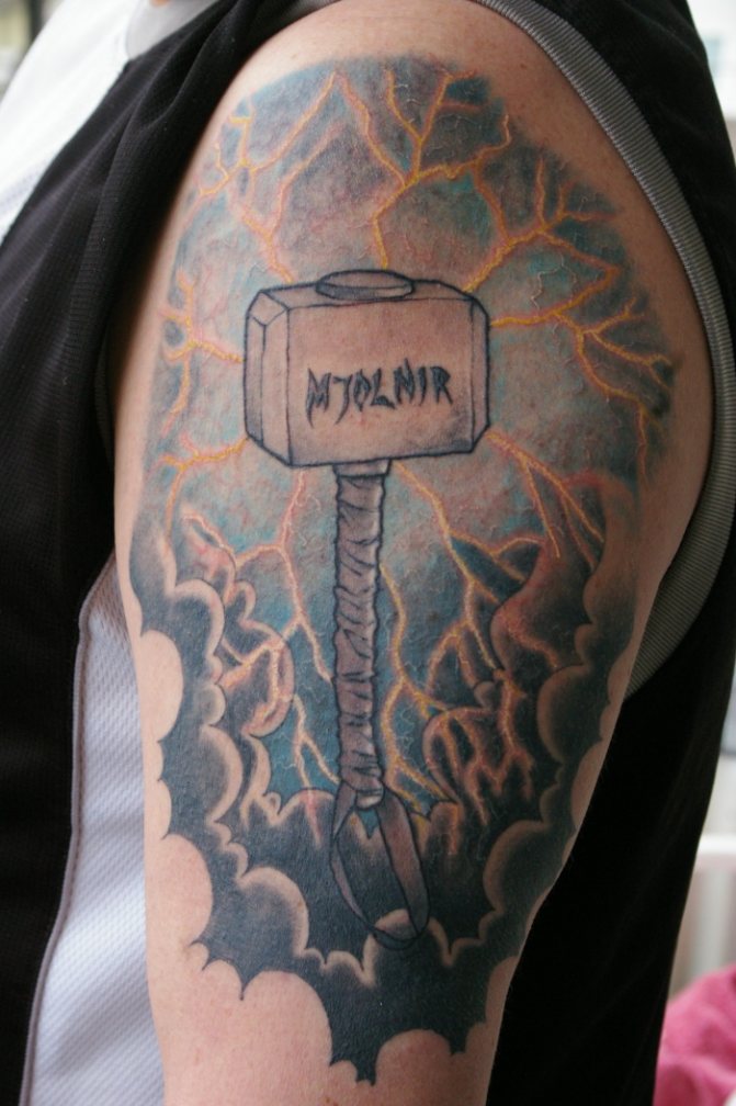 纹身雷神之锤。胳膊、手、背、肩、腿、照片上的标志