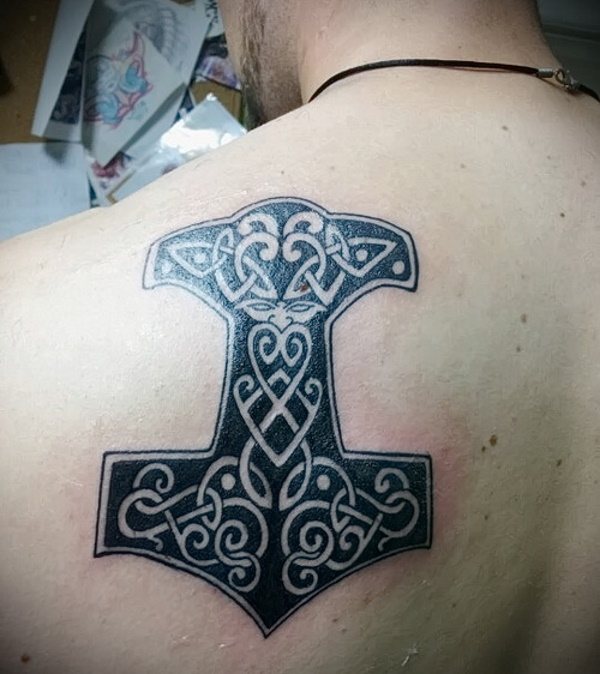Tetovanie Thorovo kladivo. Označenie na ramene, ruke, chrbte, ramene, nohe, fotografii