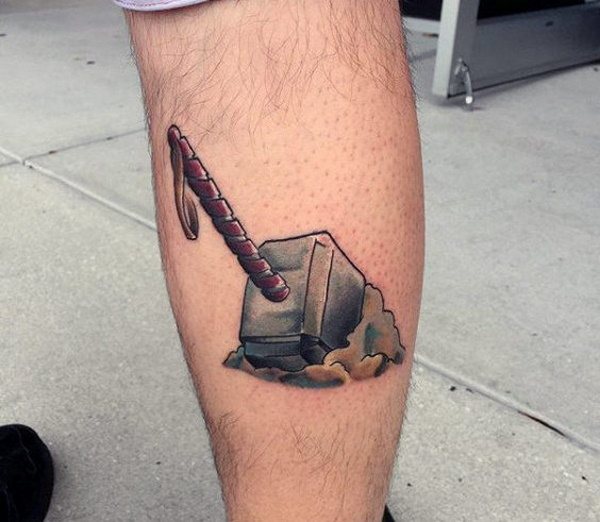 Tattoo Thors hammer. Tegn på armen, hånden, ryggen, skulderen, benet, foto
