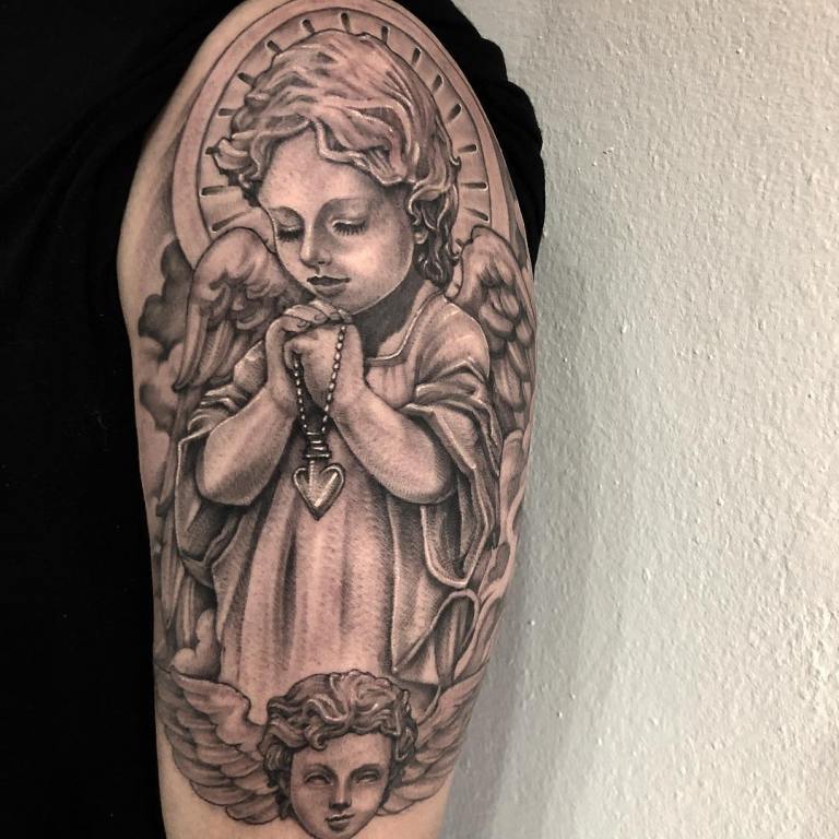 Tatuagem de um anjo a rezar