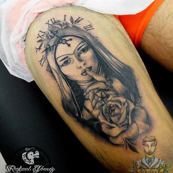 Татуировка на монахиня с часовник върху подбедрицата на мъжа