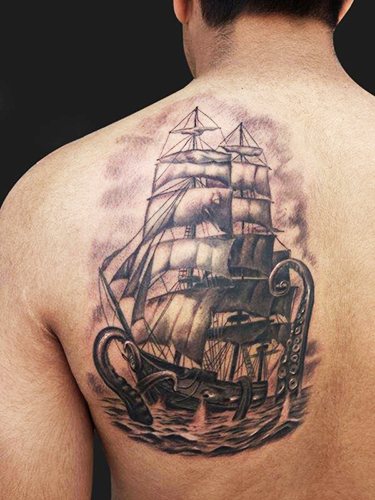 Tatuaggio con tema nautico. Foto, schizzi, manica su gambe, braccia, polpacci, schiena, polso, significato