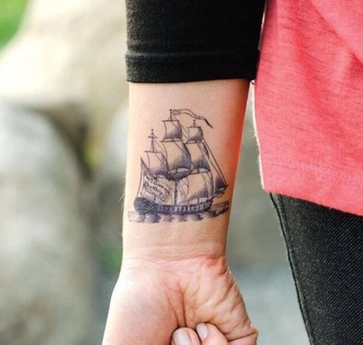 Tattoo marine tema. Fotos, skitser, ærme på ben, arm, læg, ryg, håndled, betydning