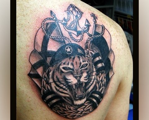 Jūrų pėstininkų tatuiruotė su tigru