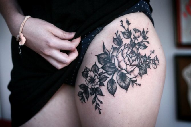 tatuiruotės gėlės ant klubo