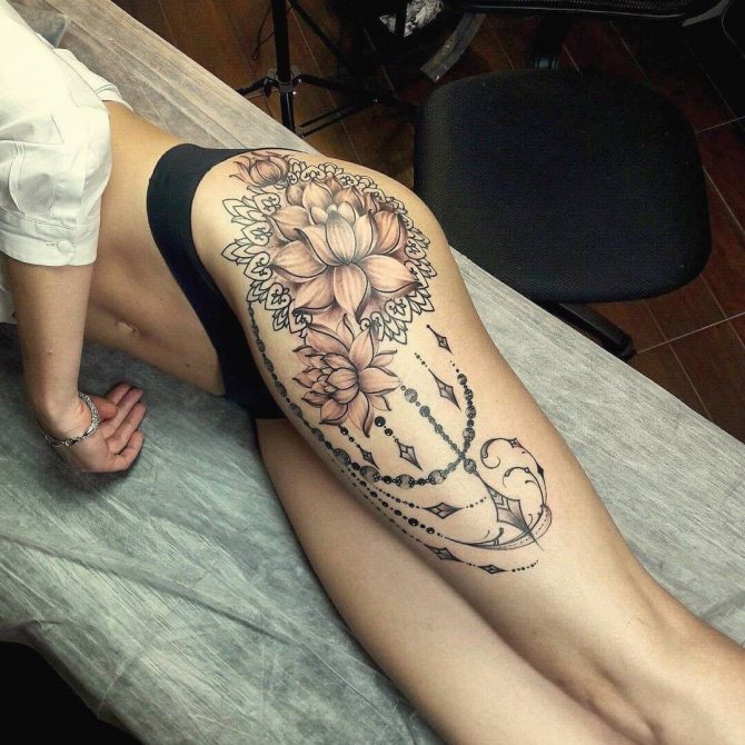 Tetovanie kvetov na bedrách