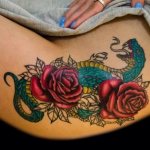 Τατουάζ στο ισχίο για κορίτσια: σκίτσα, σχέδια, επιγραφές, μικρά τατουάζ, λουλούδια, ζώα, δράκους, τριαντάφυλλα. Φωτογραφία