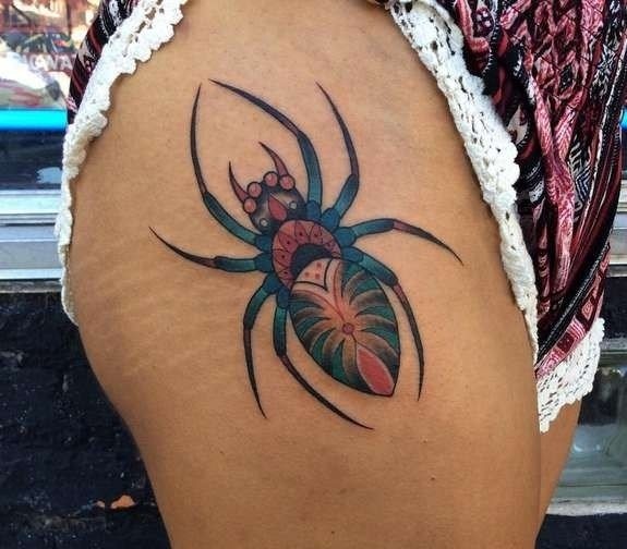 Tatuagem na anca para raparigas: esboços, padrões, inscrições, pequenas tatuagens, flores, animais, dragões, rosas. Foto