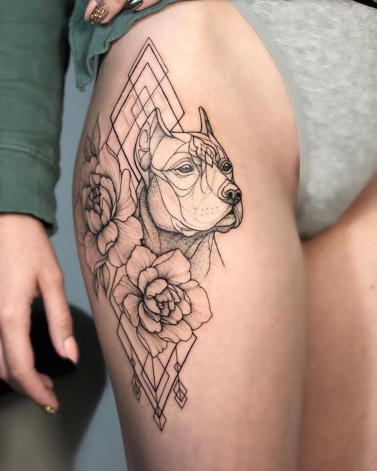 Tatuagem sobre a geometria da anca