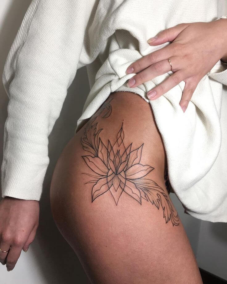 tatovering på hoften lotus